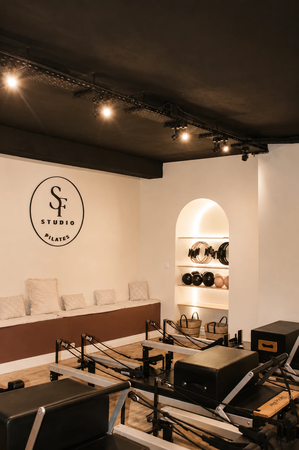 Intérieur moderne et épuré de l'espace d'accueil et des machines SF Studio Pilates.